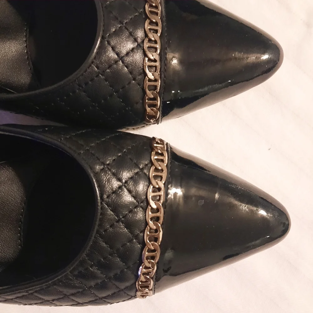 Black kitten heel shoes with gold chain detail Size 8.5 Narrow